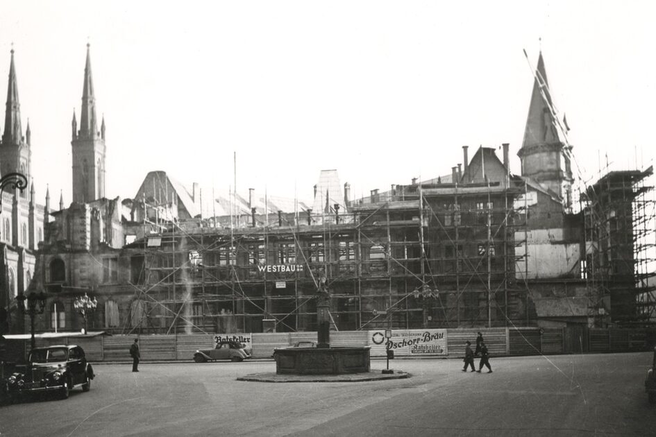 Ein zerstörtes Rathaus mit Baugerüst