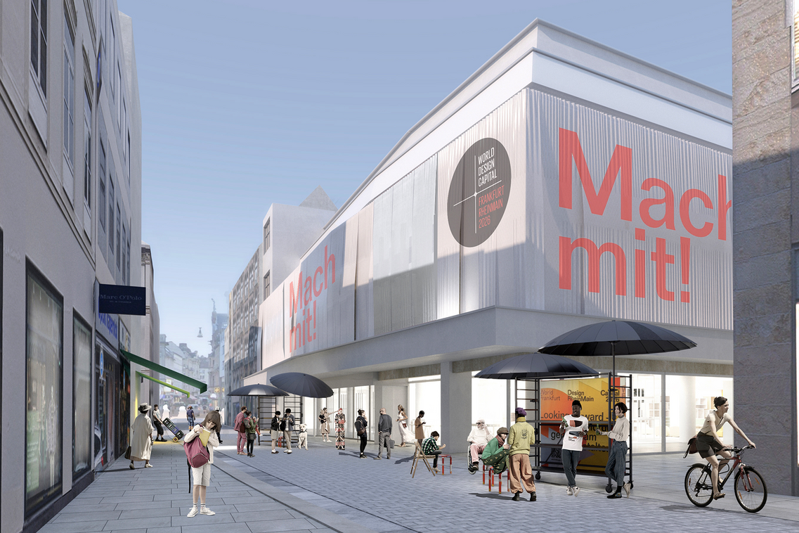 Ehemaliges Kaufhaus in Fußgängerzone mit Menschen davor.