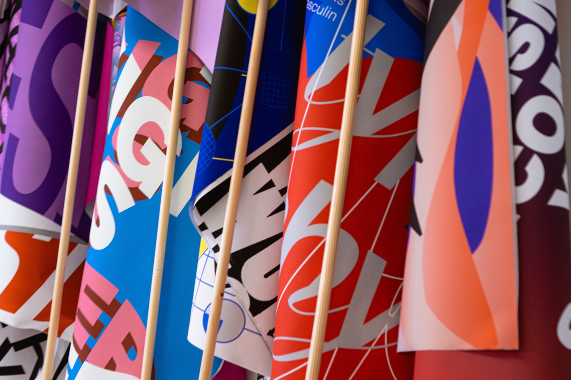 Zahlreiche bunte Flaggen