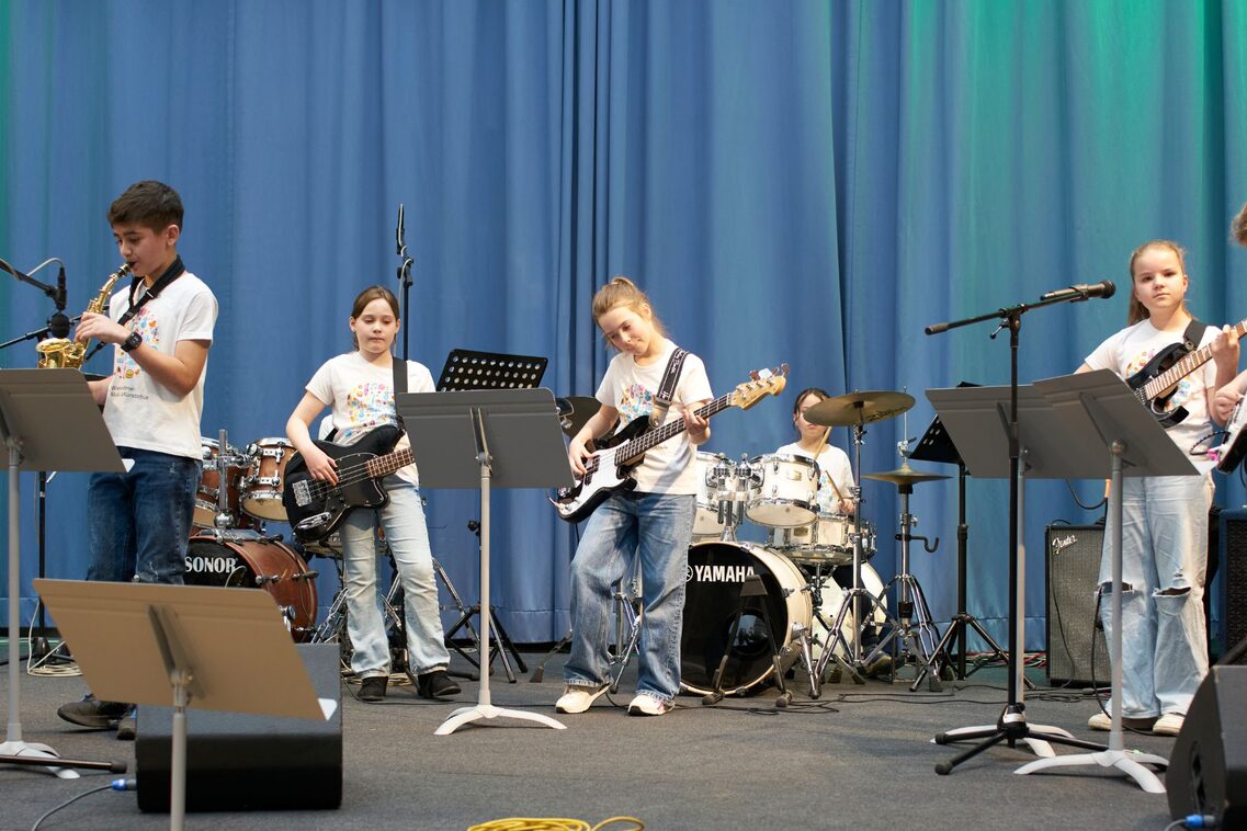 Schülerinnen und Schüler der Wiesbadener Musik- & Kunstschule mit diversen Instrumenten