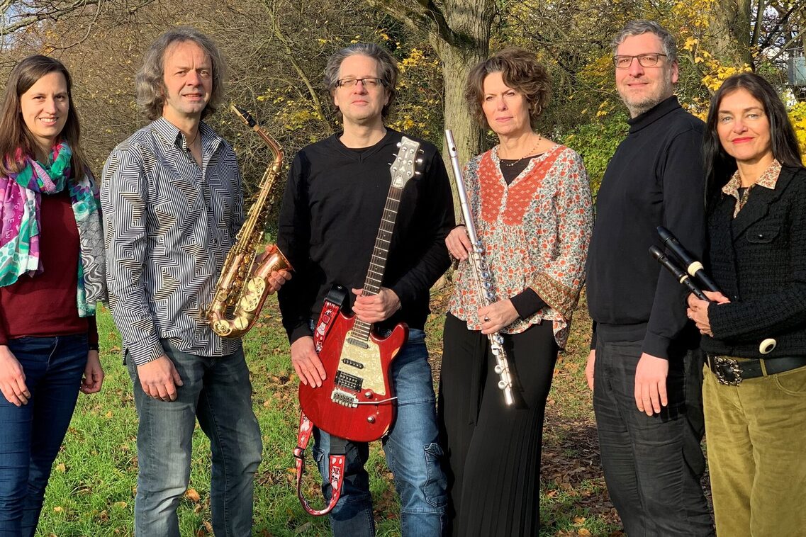 Gruppe von Menschen mit Musikinstrumenten in den Händen