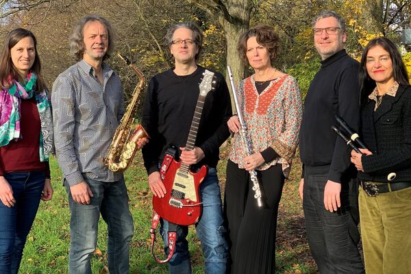 Група людей з музичними інструментами в руках