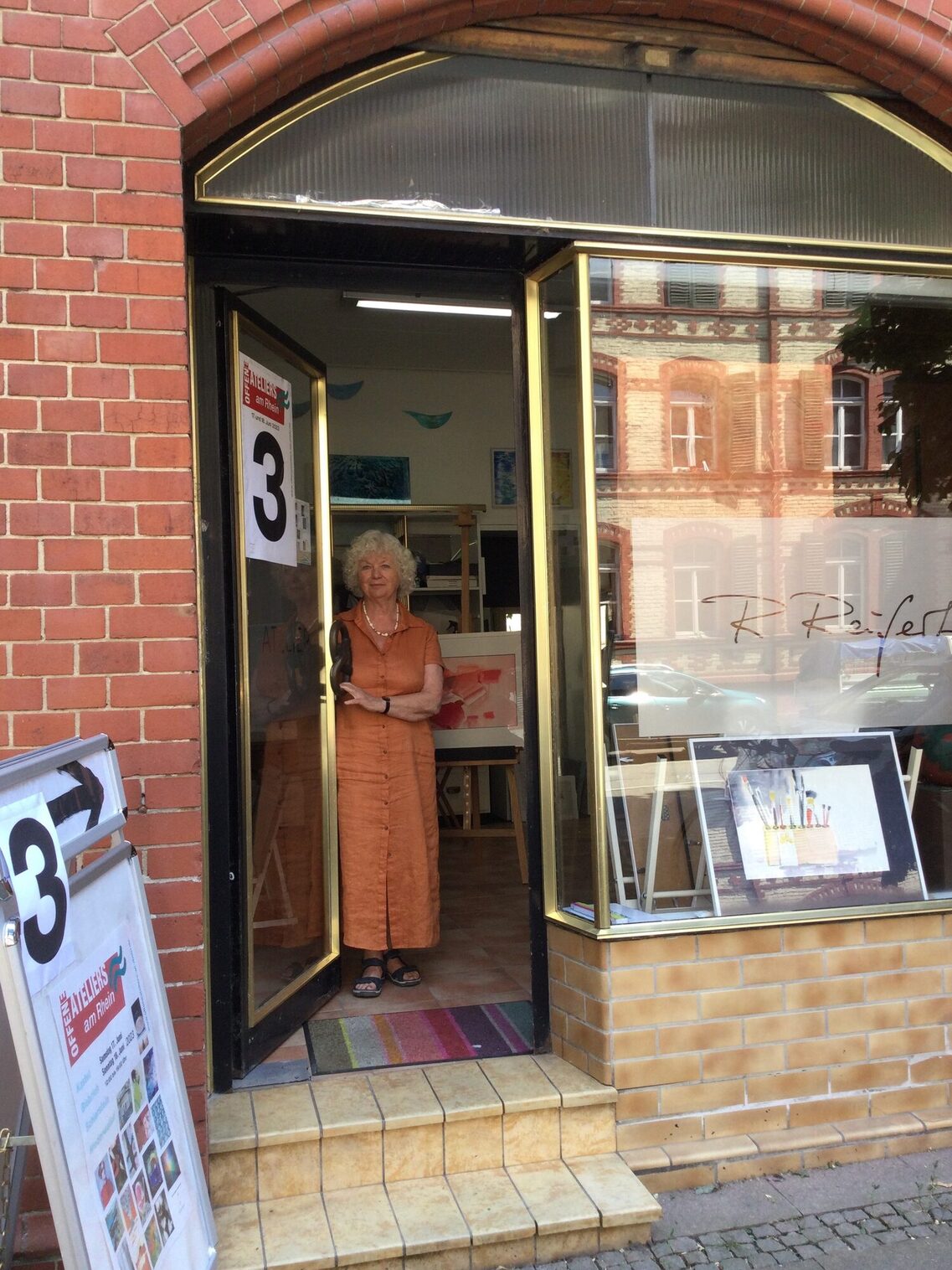 die Künstlerin Renate Reifert steht in der geöffneten Tür zu ihrem Atelier