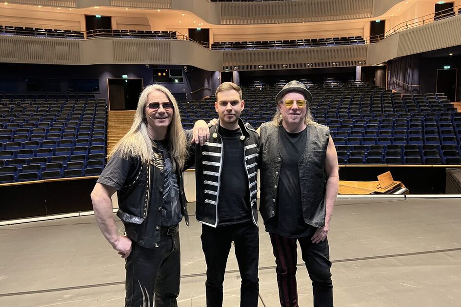 Drei Rocker in einem Konzertsaal