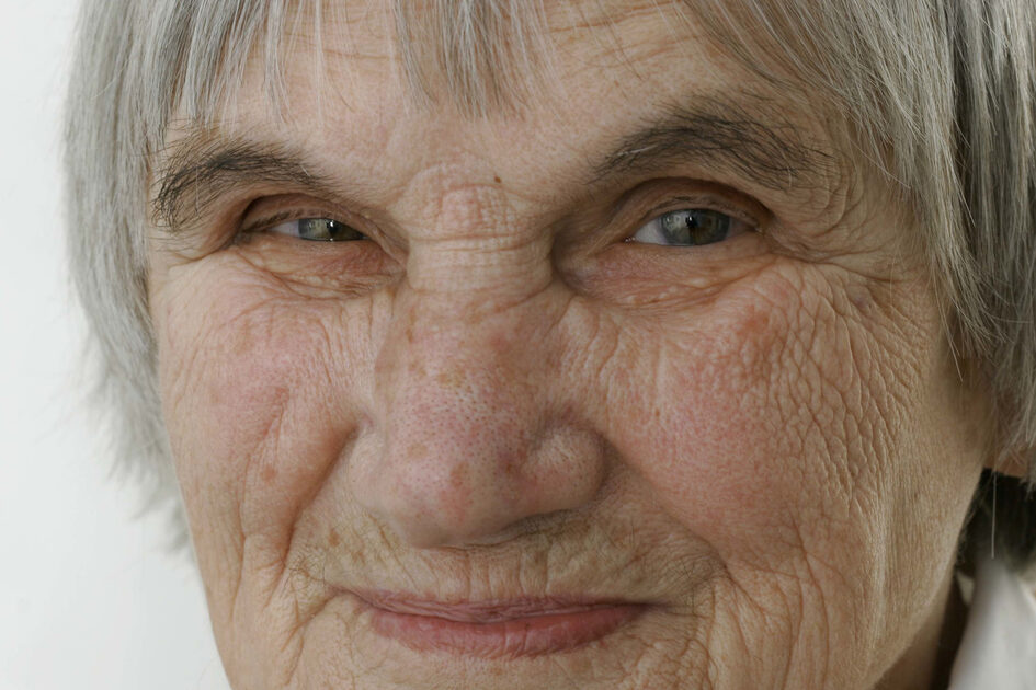 L'artiste Christa Moering en gros plan.