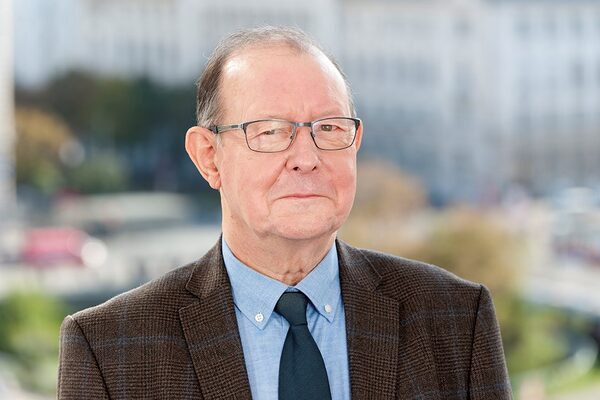 älterer Mann mit Brille