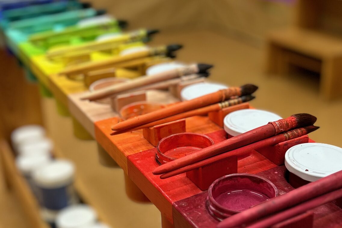 Farbpallette mit Pinseln, bunt