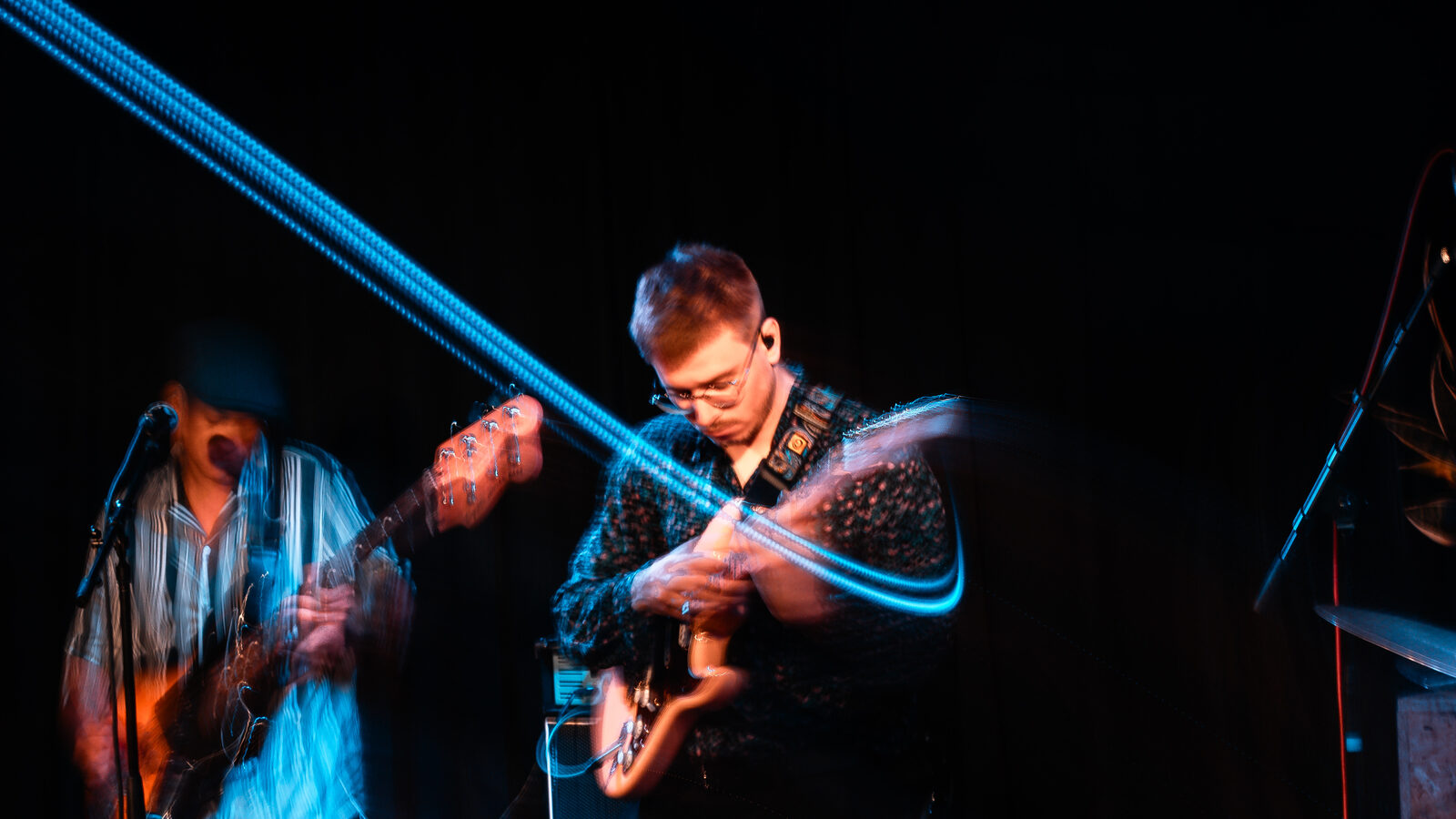 Muzyk z gitarą