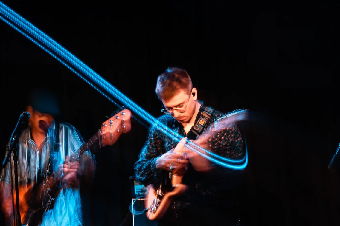Musiker mit Gitarren.