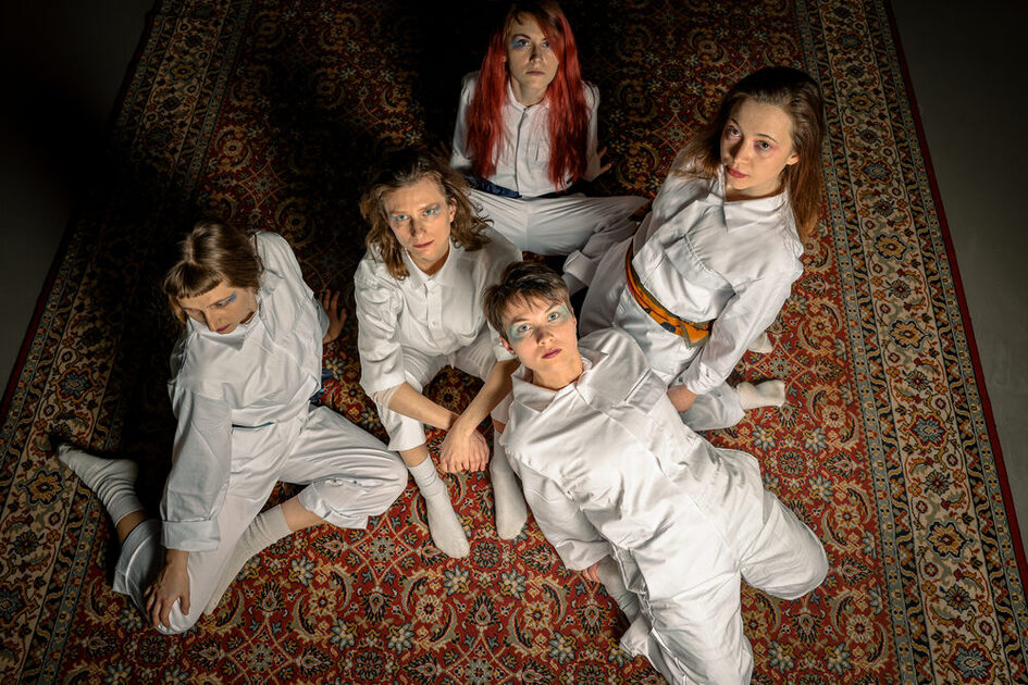 Vier Performerinnen auf einem Teppich