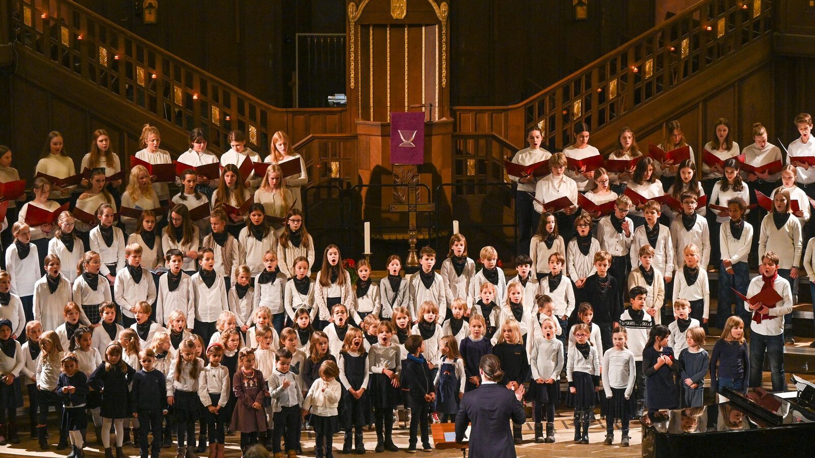 großer Chor in Kirche mit Dirigent im Vordergrund