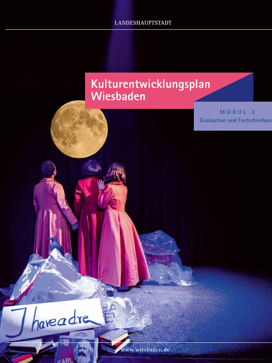 Drei Menschen schauen den beleuchteten Mond.