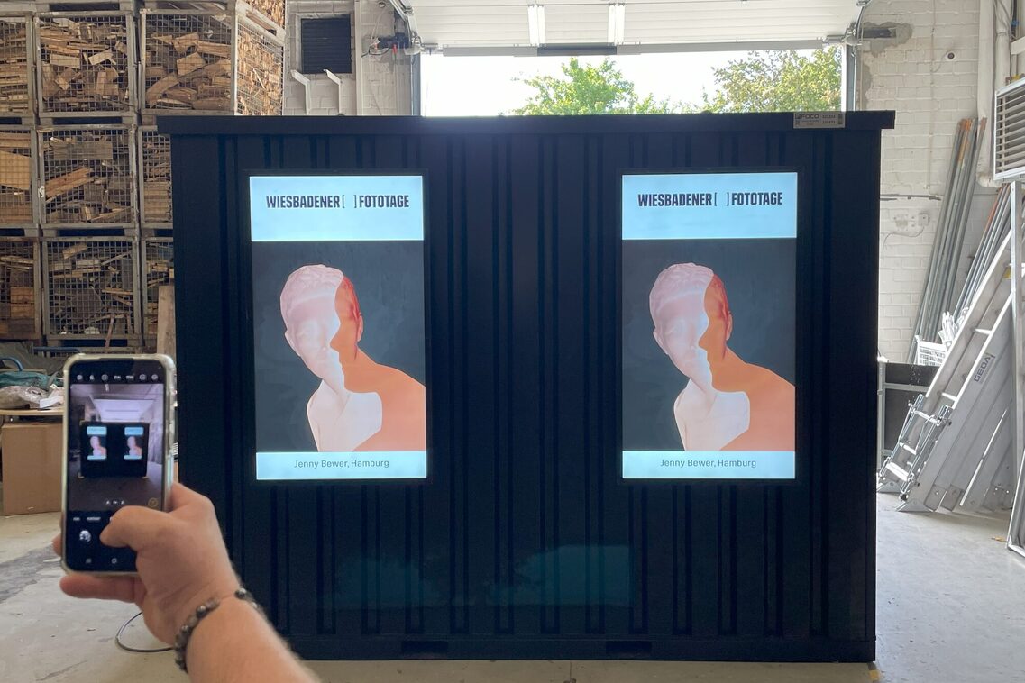 Schwarzer Container mit zzwei Bilschirmen