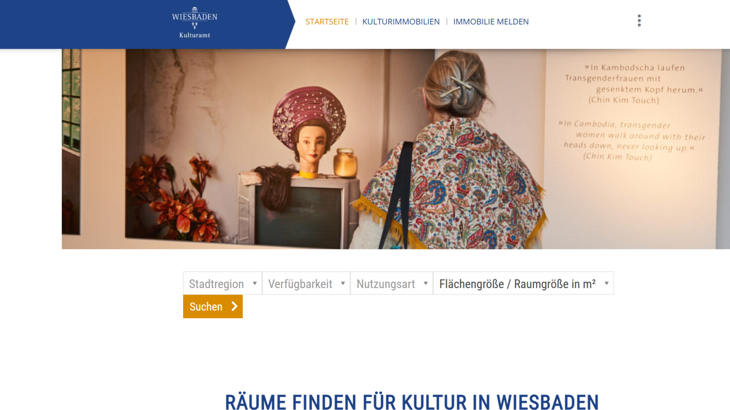 Startseite des Portals. Frau mit Schal schaut auf Skulptur