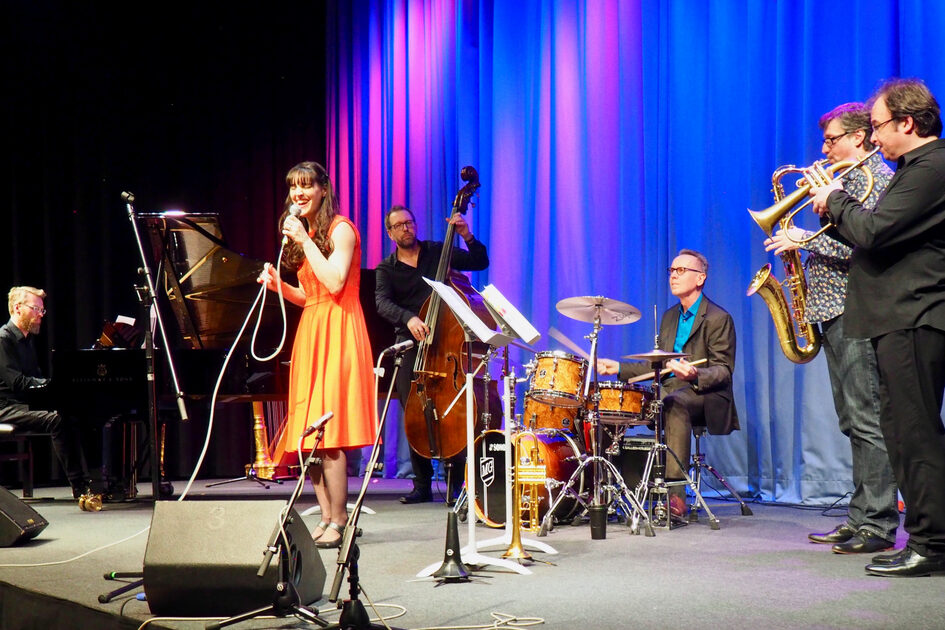 Ένα μουσικό σύνολο δίνει συναυλία σε μια σκηνή.