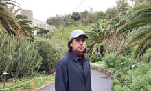 Leif Randt - junger Mann mit langen Haaren und Kappe im botanischen Garten