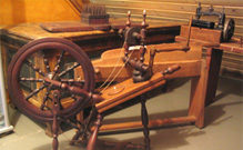 Das alte Spinnrad steht im Heimatmuseum Medenbach.