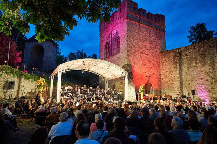 Orchester und Zuschauer open air im Burggarten