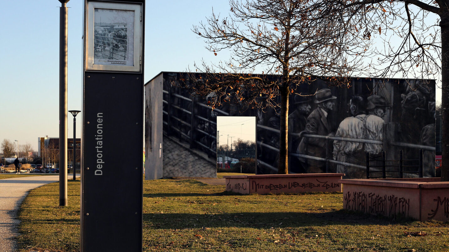 Das Deportationsmahnmal Schlachthoframpe und die dazugehörige Informationsstele