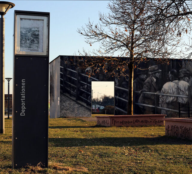 Das Deportationsmahnmal Schlachthoframpe und die dazugehörige Informationsstele