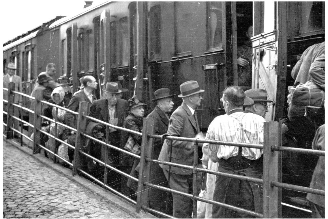 Wiesbadener Jüdinnen und Juden besteigen einen Personenwagon. Sie werden nach Theresienstadt verschleppt.