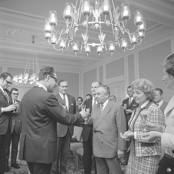 Rudi Schmitt toasts with Erich Kästner