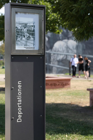 Deportationsmahnmal - Stele mit Foto