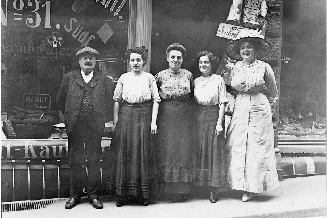 Die Wiesbadener Familie Ziss vor einem Laden in der Metzgergasse 31.