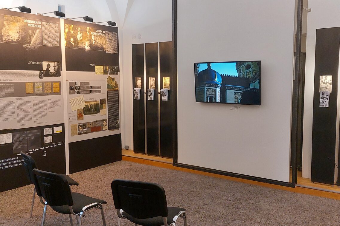 Der Gedenkraum im Rathaus mit Dauerausstellung und Präsentation des Projektes "memo38"