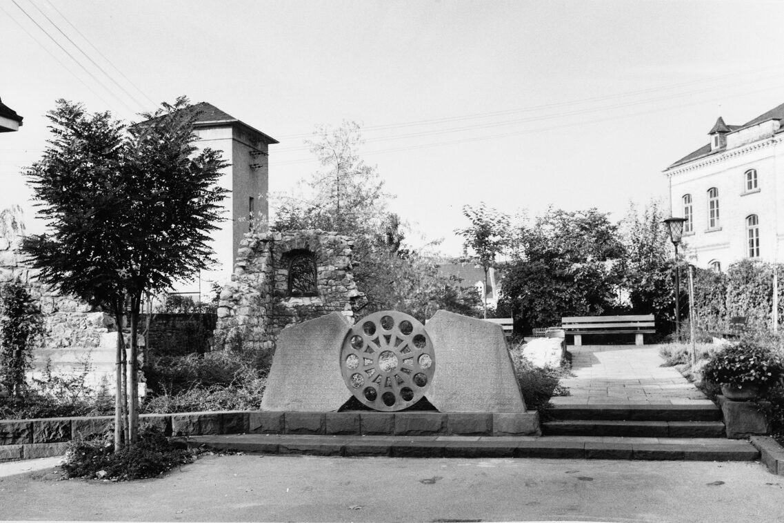 Die Gedenkstätte in Schierstein kurz nach ihrer Einrichtung.