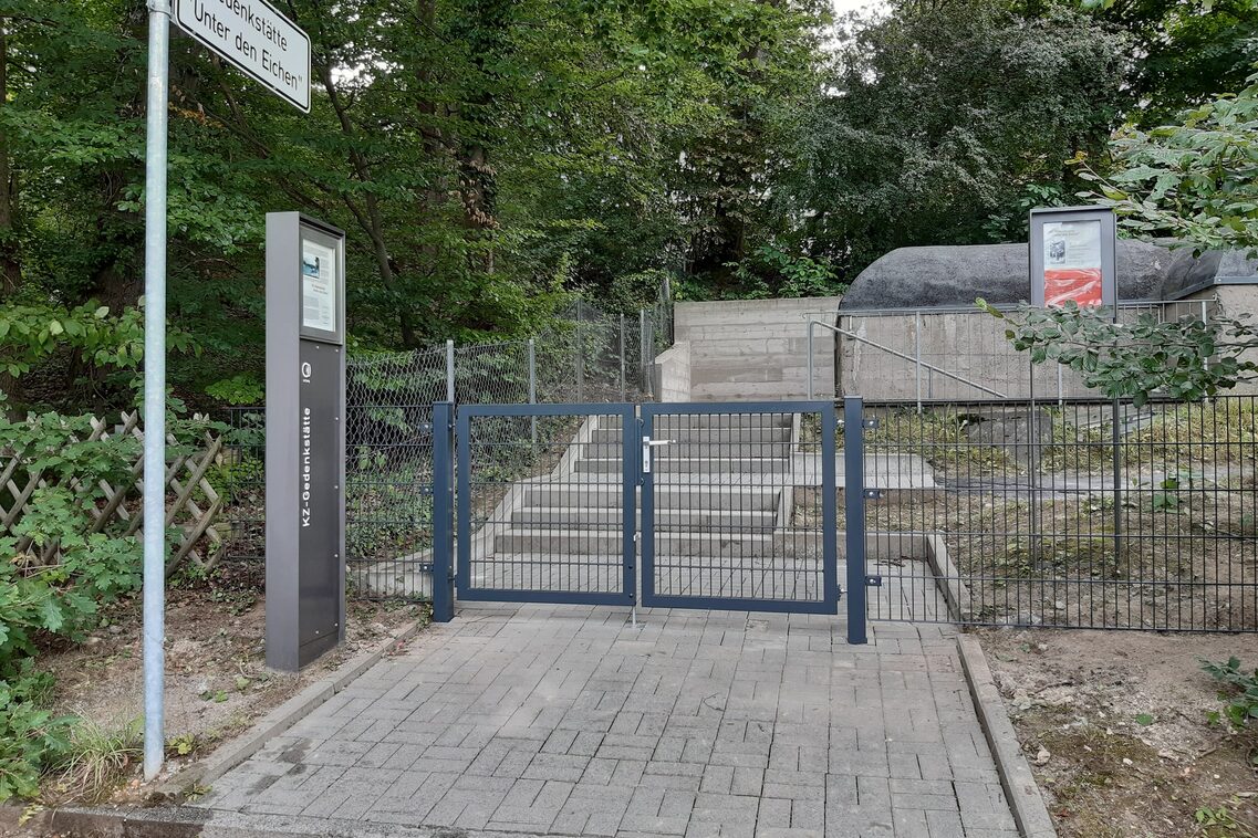 Eingang zur Gedenkstätte "Unter den Eichen". Rechts befindet sich der alte SS-Bunker.