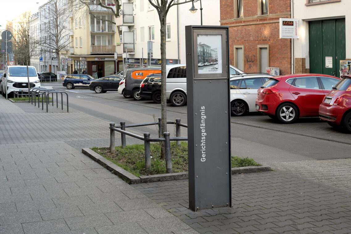 Informationsstele am Gedenkort Gerichtsgefängnis.