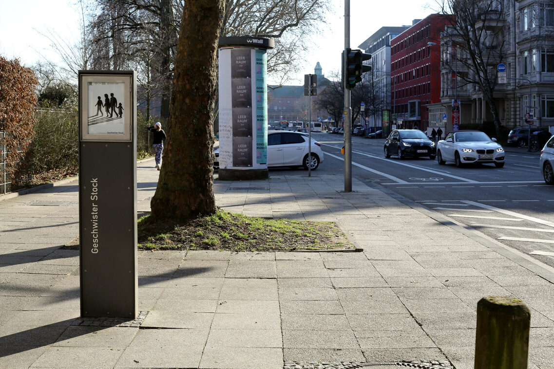 Informationsstele mit den Biografien der Geschwister Stock.