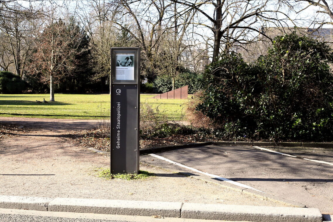 Informationsstele in der Parkanlage am Warmen Damm.