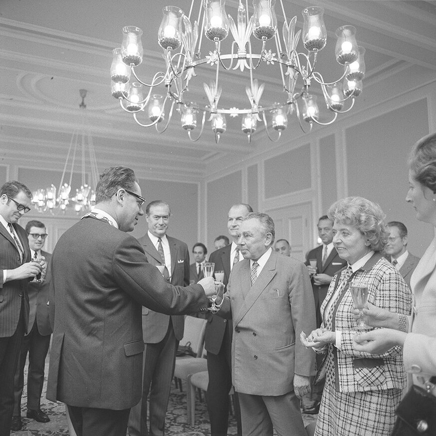 Rudi Schmitt toasts with Erich Kästner
