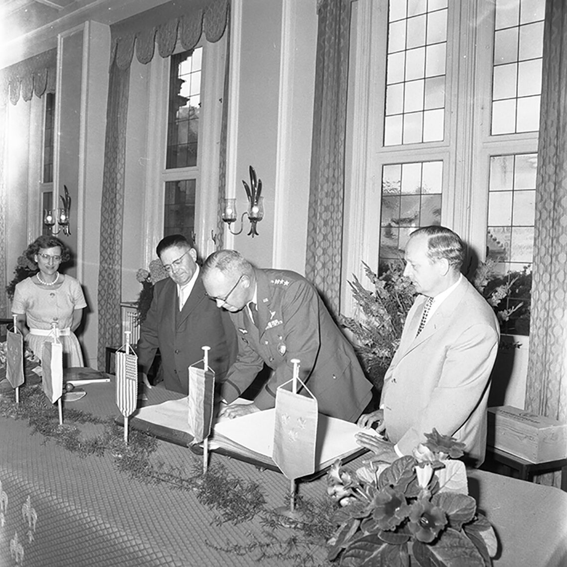 الجنرال الأمريكي يوقع على الكتاب الذهبي