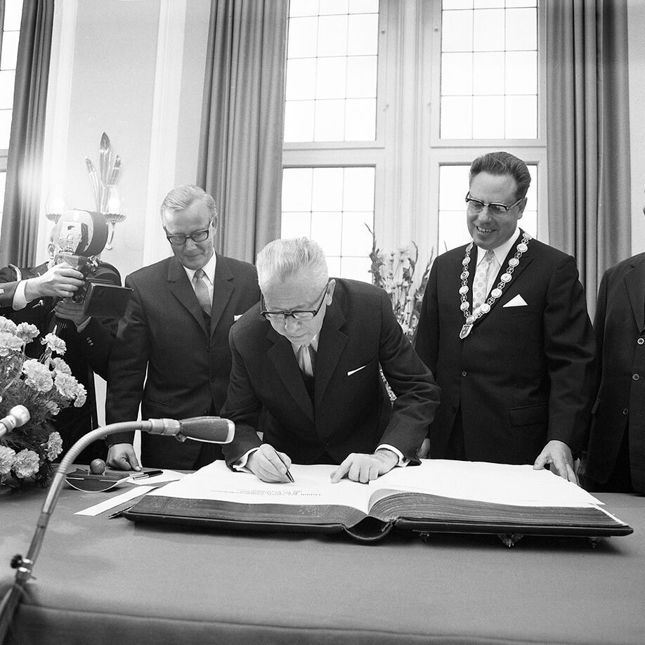 Gustav Heinemann podpisuje Złotą Księgę