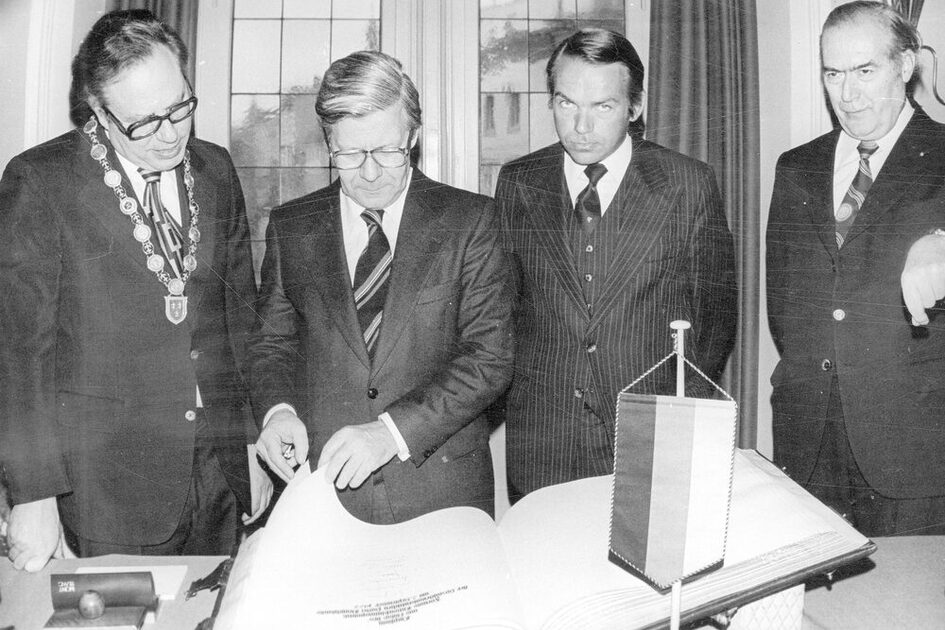 Helmut Schmidt leafs through the Golden Book