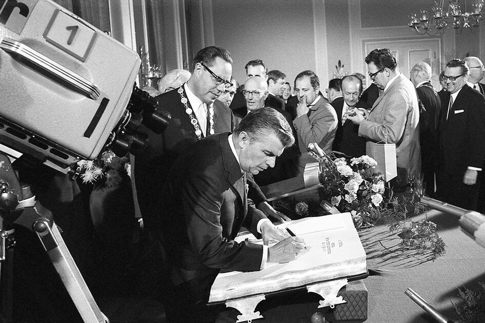 Vertreter des Hessischen Landtages tragen sich ins Goldene Buch ein