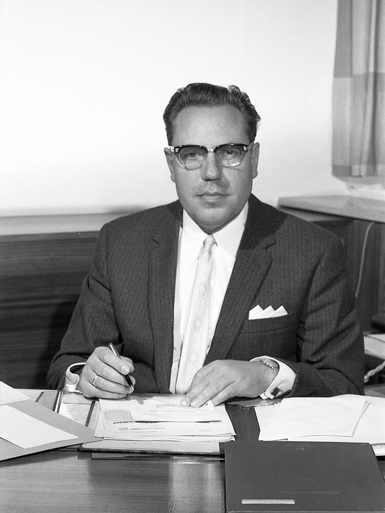 Rudi Schmitt signs the Golden Book