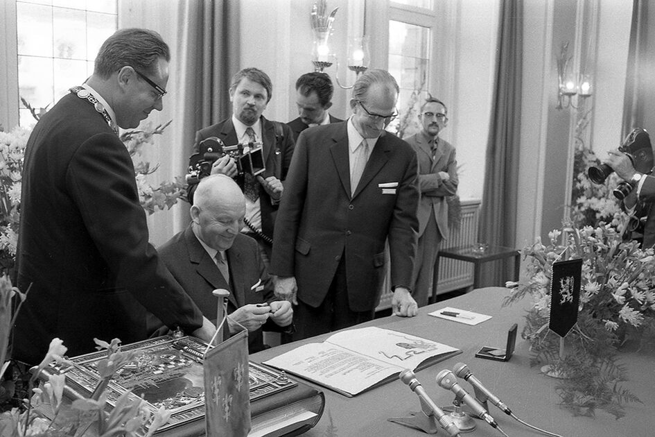 Политики из Гента подписывают Золотую книгу