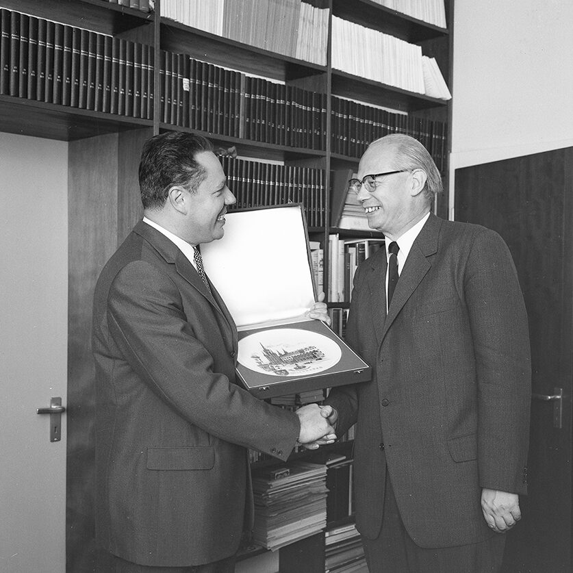 Presentation of a plate of honor to Fresenius