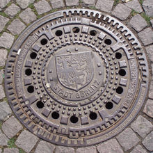 Wappen der Stadt Görlitz auf einem Wiesbadener Kanaldeckel