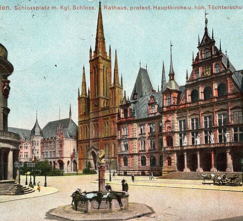 La cartolina mostra il nuovo municipio, la chiesa del mercato, il liceo e il palazzo comunale intorno al 1900.