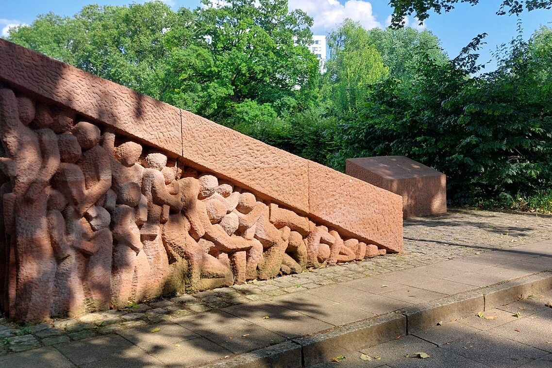 Das Mahnmal für die deportierten und ermordeten Wiesbadener Sinti und Roma in den Reisinger-Anlagen an der Bahnhofstraße