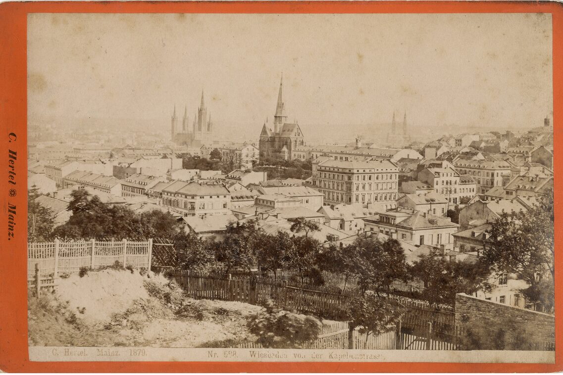 Kapellenstraße'den dağ kilisesinin görünümü