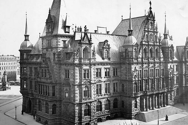 Историческа снимка: Изглед към новото кметство на Висбаден