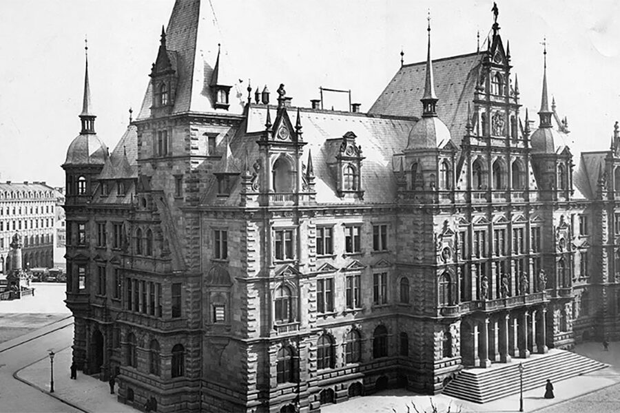 Historisches Foto: Ansicht des Neuen Wiesbadener Rathauses