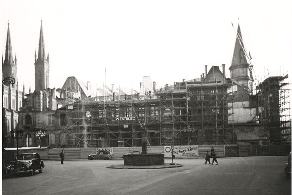 Das Wiesbadener Rathaus im Wiederaufbau
