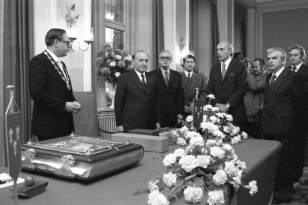 Die Delegation aus Bulgarien trägt sich ins Goldene Buch ein